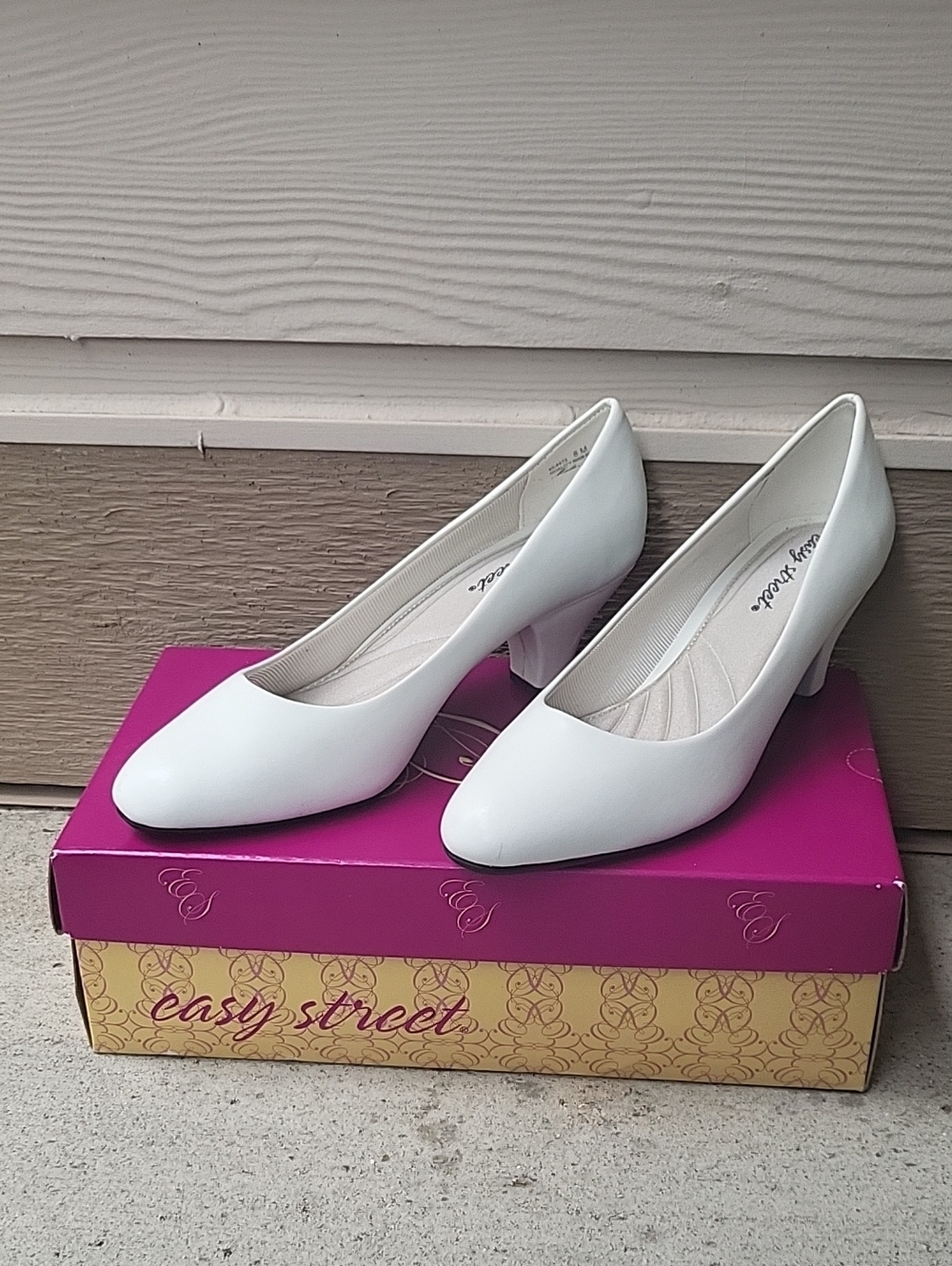 Easy Street White Low Block Heel Pumps Size 8M With Box